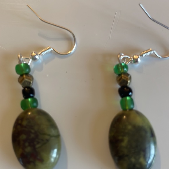 Handmade earrings sliver plated green colored stones - Picture 4 of 5